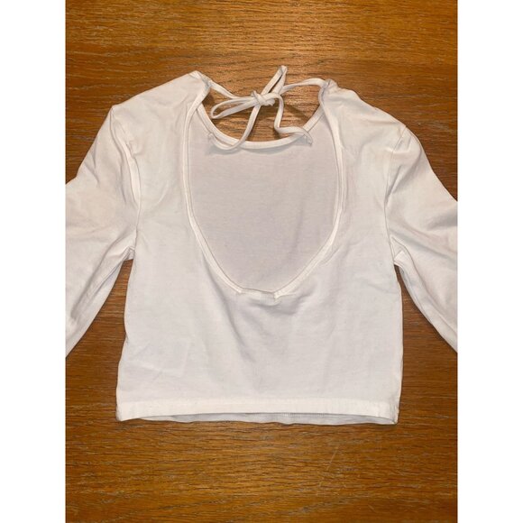 White Long Sleeve Open-Back Crop Top With Tie Closure - Picture 3 of 3